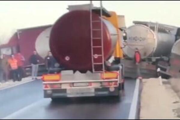 UŽASAN PRIZOR NA PUTU IZMEĐU KLADOVA I NEGOTINA: Sudarile se 4 cisterne, 2 SLETELE S PUTA! (VIDEO)