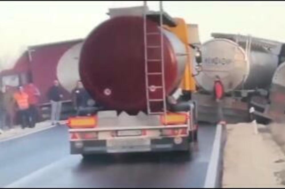 UŽASAN PRIZOR NA PUTU IZMEĐU KLADOVA I NEGOTINA: Sudarile se 4 cisterne, 2 SLETELE S PUTA! (VIDEO)