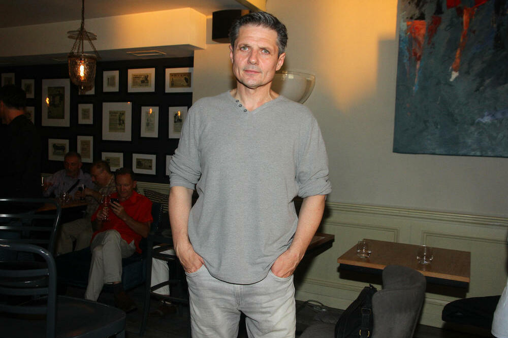 OVA KOLEGINICA JE NEBOJŠI DUGALIĆU RODILA PETORO DECE: Batalila GLUMU kada ga je UPOZNALA, lepa je kao LUTKA