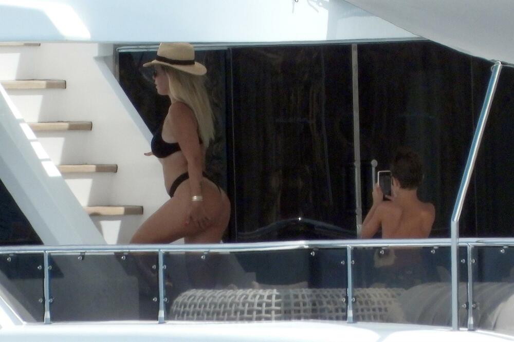 ZADNJICA U PRVOM PLANU! Tigrasto rođendansko izdanje Vande u provokativnoj pozi! (FOTO)