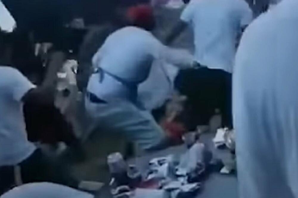 ŽESTOKI OBRAČUN! KONOBAR IM DONEO RAČUN, A ONDA JE USLEDILA TUČA: Turisti pobesneli, letelo na sve strane (VIDEO)