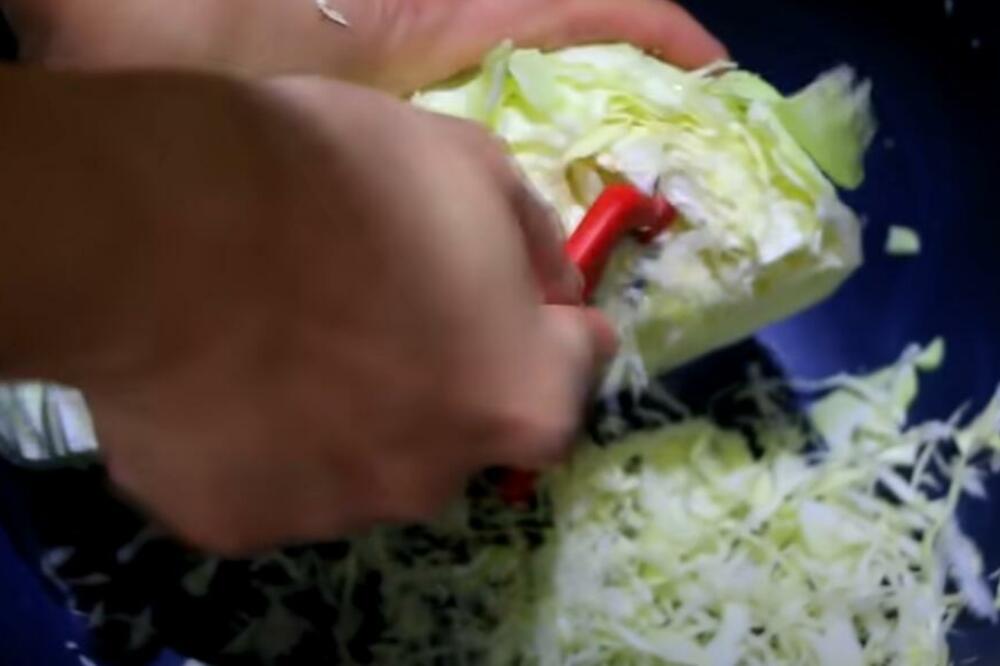 OVAKO BUGARI SPREMAJU KUPUS SALATU: Sočnija je od NAŠE zbog 1 NAMIRNICE, domaćice RECEPT će vas OBORITI sa NOGU