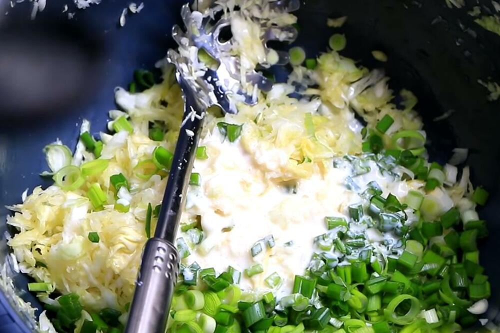 RECEPT ZA 2 OSVEŽAVAJUĆE KUPUS SALATE: Sastojci se dosta RAZLIKUJU od one na koju ste navikli (VIDEO)