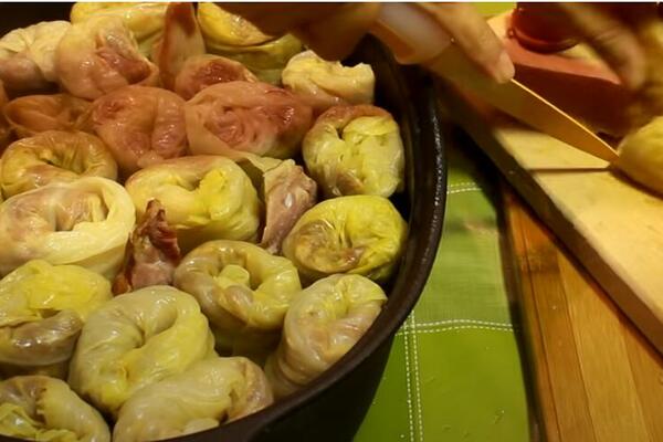 POLUDEĆETE ZA SARMOM IZ RERNE! Prekriva se FOLIJOM, dodaje se SUHOMESNATO, jak obrok za NOVU GODINU (VIDEO)