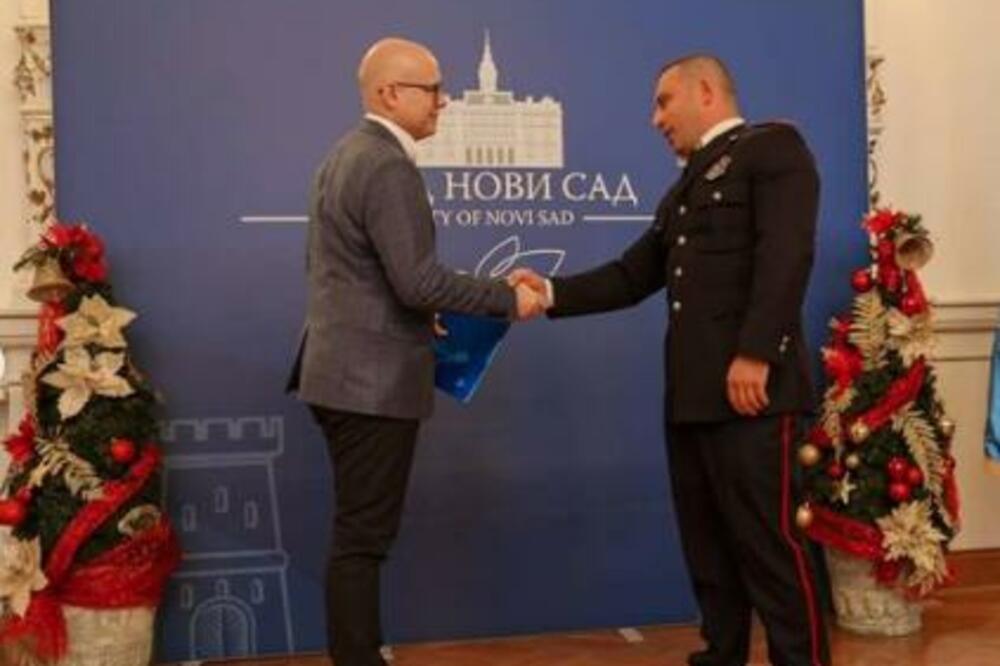 VUČEVIĆ URUČIO ZAHVALNICE: Policija i Vatrogasne jedinice mnogo su angažovanije i efikasnije isko je posla više!