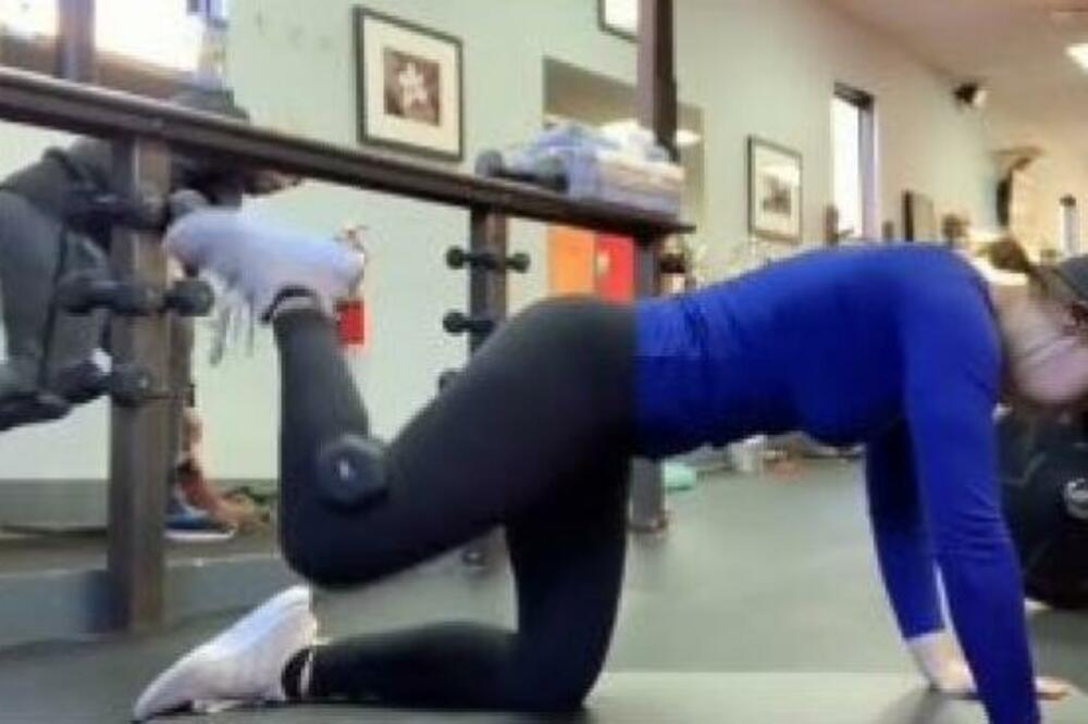 BILA JE U TERETANI A ON JOJ BEZ BLAMA GLEDAO U ZADNJICU! Sve se videlo na snimku (VIDEO)