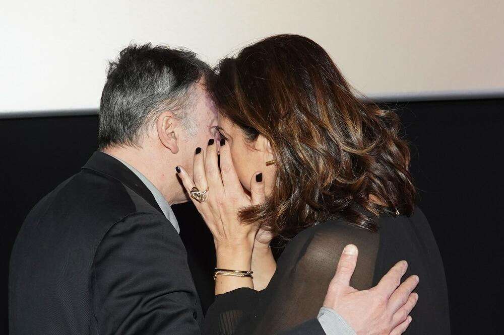 NATAŠA NINKOVIĆ UHVAĆENA U ZAGRLJAJU SVIMA DOBRO POZNATOG MUŠKARCA: Ceo Balkan BRUJI o prizoru! (FOTO)