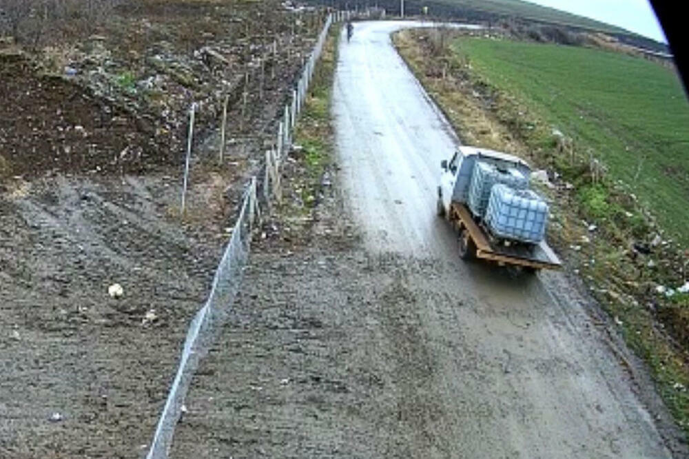 Predsednica opštine Ruma održala obećanje! Objavljene slike čoveka koji baca fekalije pored puta!