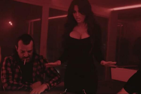 SKANDAL U NOVOM SPOTU ACE LUKASA! Stanija Dobrojević ga dovela do tačke pucanja, OTERAO SVE U TRI LEPE! (FOTO)