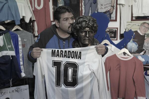 PREMINUO BRAT DIJEGA MARADONE!