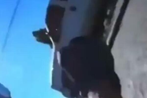 NEVEROVATAN MANEVAR MOTOCIKLISTE: Proleteo ispod KOLA, nestvaran SNIMAK! (VIDEO)