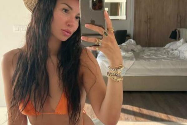 POKAZALA SVAKI DETALJ ZAVODLJIVOG TELA: Izazovna izdanja glamurozne Bugarke u kupaćim kostimima ! (FOTO)