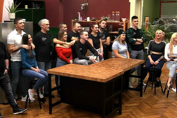 UŽIVO UKLJUČENJE U BAR: Učesnici dočekuju BOŽIĆ!