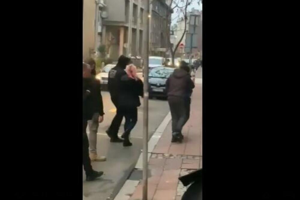 NASTAVLJA SE HAOS U RIJALITIJU "BAR"! Dečko učesnice NASRNUO NA OBEZBEĐENJE, želi da je IZVEDE: Švaler POBEGAO!