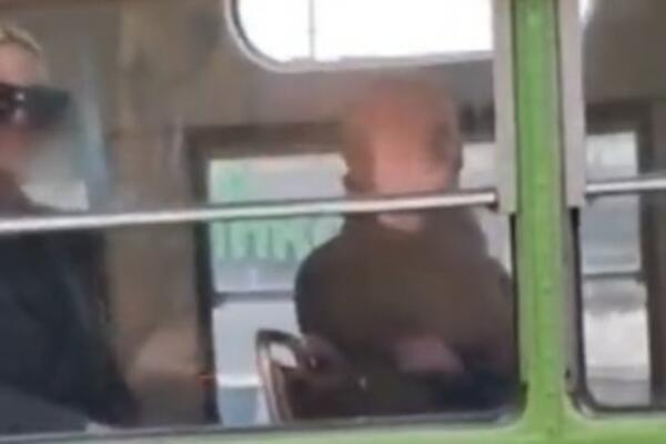 KARLEUŠA VIĐENA U CENTRU BEOGRADA KAKO IDE ULICOM SA TRUBAČIMA, A ONDA ULAZI U TRAMVAJ: Video!