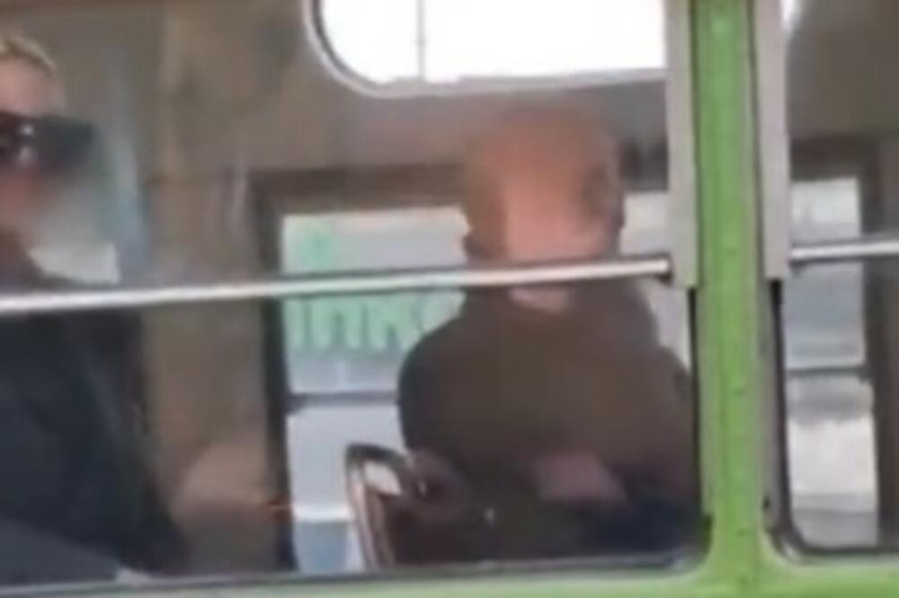 KARLEUŠA VIĐENA U CENTRU BEOGRADA KAKO IDE ULICOM SA TRUBAČIMA, A ONDA ULAZI U TRAMVAJ: Video!