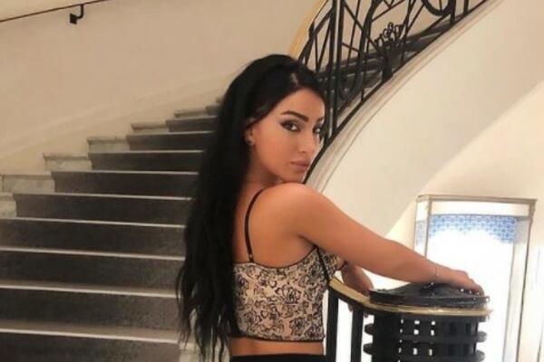 POZNATA GLUMICA OBEĆALA DA ĆE SE JAVNO SKINUTI DO GOLE KOŽE: Najavila VRELI STRIPTIZ, ali 1 stvar MORA DA SE DOGODI