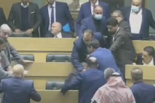 BRUTALNA TUČA U PARLAMENTU: Poslanici NASRNULI jedni na druge u JORDANU (VIDEO)