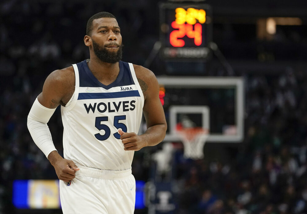 Greg Monro u dresu Minesote