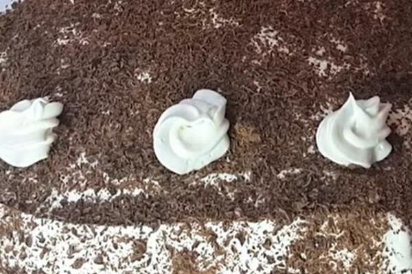 ŠVARCVALD KOLAČ ĆE VAS OBORITI SA NOGU: Kombinacija UKUSA ostavlja BEZ DAHA (RECEPT)