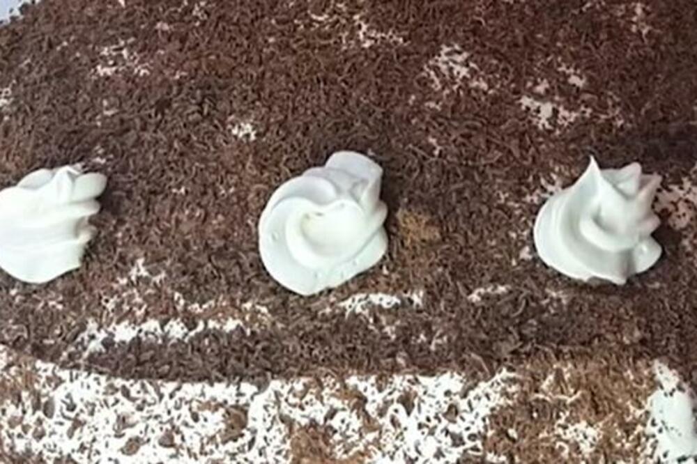 ŠVARCVALD KOLAČ ĆE VAS OBORITI SA NOGU: Kombinacija UKUSA ostavlja BEZ DAHA (RECEPT)