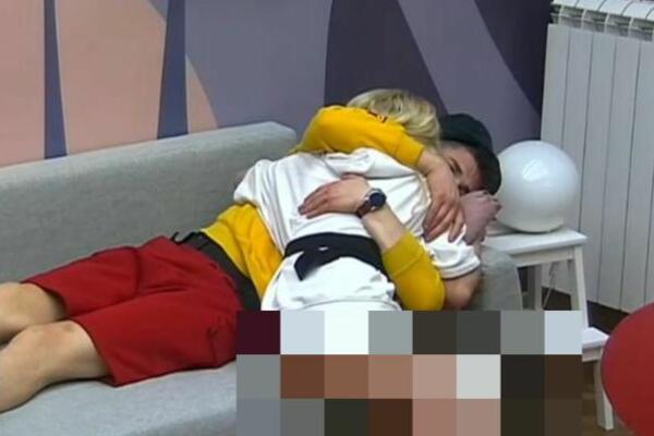 POČELI DA SE PIPKAJU I MAZE, A ONDA JE NJOJ ISPALA CELA INTIMA: Sve se VIDELO! (FOTO)