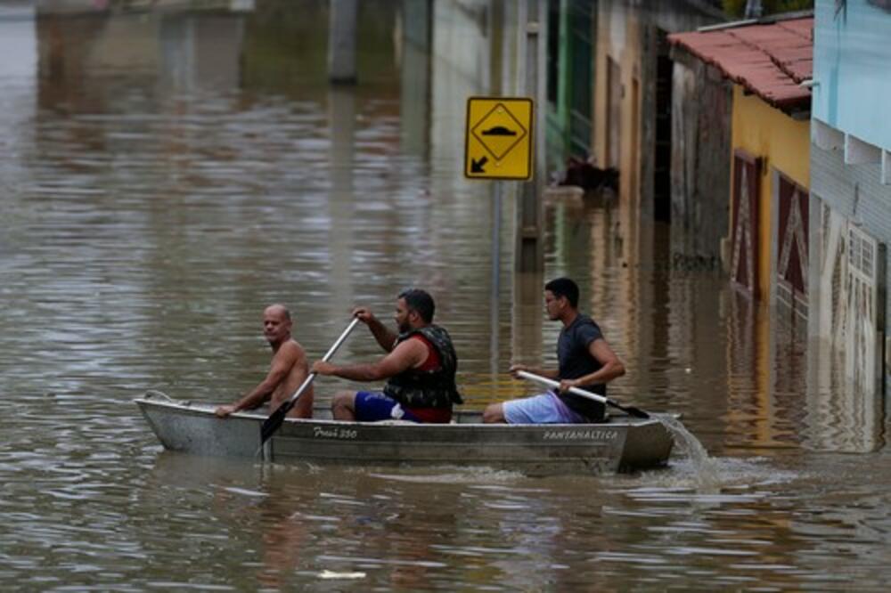 POPLAVE U PAKISTANU ODNELE SKORO 1.000 ŽIVOTA: Od juče do danas poginulo 45 osoba, sve je RAZORENO! (VIDEO)