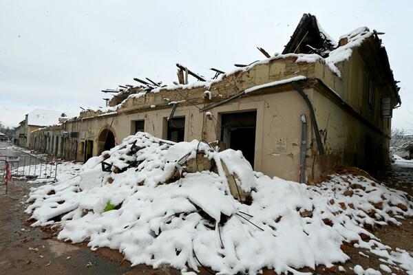 OBJAVLJEN DO SADA NEVIĐEN SNIMAK ZEMLJOTRESA U HRVATSKOJ! Ljudi trče u Panici, ruši se ograda Starog mosta (VIDEO)
