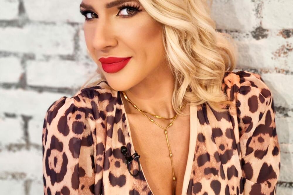 OMAKLA JOJ SE! JOVANI JEREMIĆ U TOKU EMISIJE SEVNULE GRUDI: Duboki dekolte pokazao što ne treba, IZVIRILA SAMO TAKO