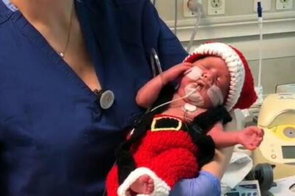 "DEVOJČICE SU IMALE ŠANSU OD 1 ODSTO DA PREŽIVE": Mučna ISPOVEST majke koja ima 2 grlića i 2 MATERICE! (FOTO)