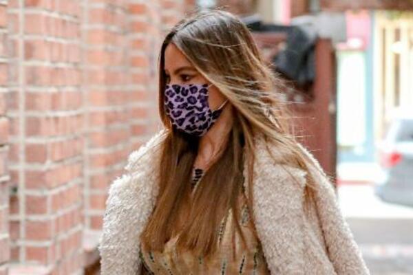 SOFIJA VERGARA U KAPUTU KOJI OBOŽAVAJU DEVOJKE U SRBIJI: Može da se nosi UZ SVE (FOTO)