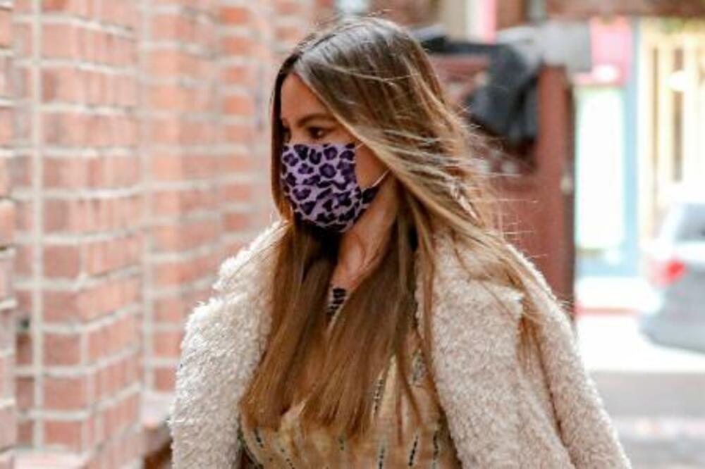 SOFIJA VERGARA U KAPUTU KOJI OBOŽAVAJU DEVOJKE U SRBIJI: Može da se nosi UZ SVE (FOTO)