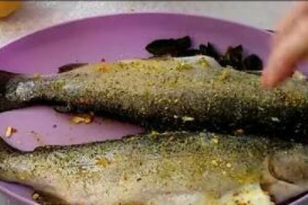 EVO KAKO DA NE USMRDITE KUĆU TOKOM SPREMANJA PASTRMKE ZA USKRŠNJI POST: Meso neće biti gorko, biće NAJUKUSNIJA IKAD