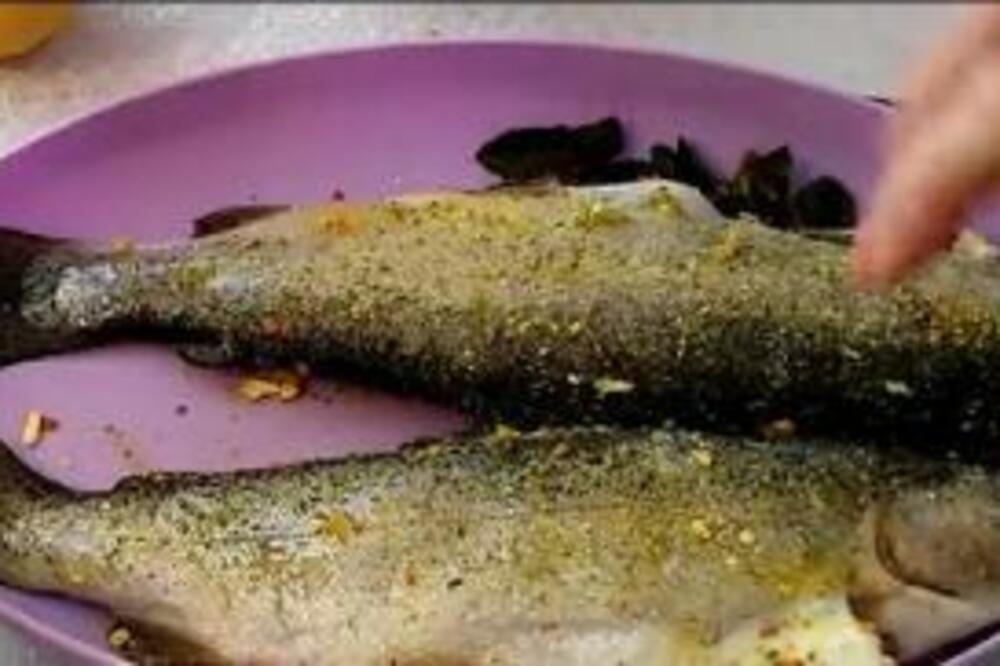 EVO KAKO DA NE USMRDITE KUĆU TOKOM SPREMANJA PASTRMKE ZA USKRŠNJI POST: Meso neće biti gorko, biće NAJUKUSNIJA IKAD