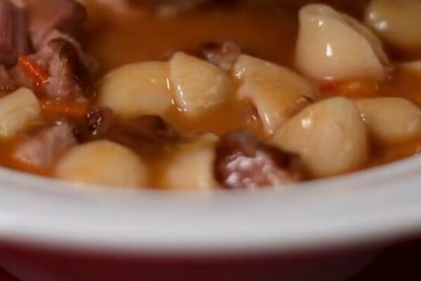 PAŠTA FAŽOL SA KOBASICAMA ZA PRAVE GURMANE: Podsetiće vas na 1 TRADICIONALNO JELO (RECEPT)