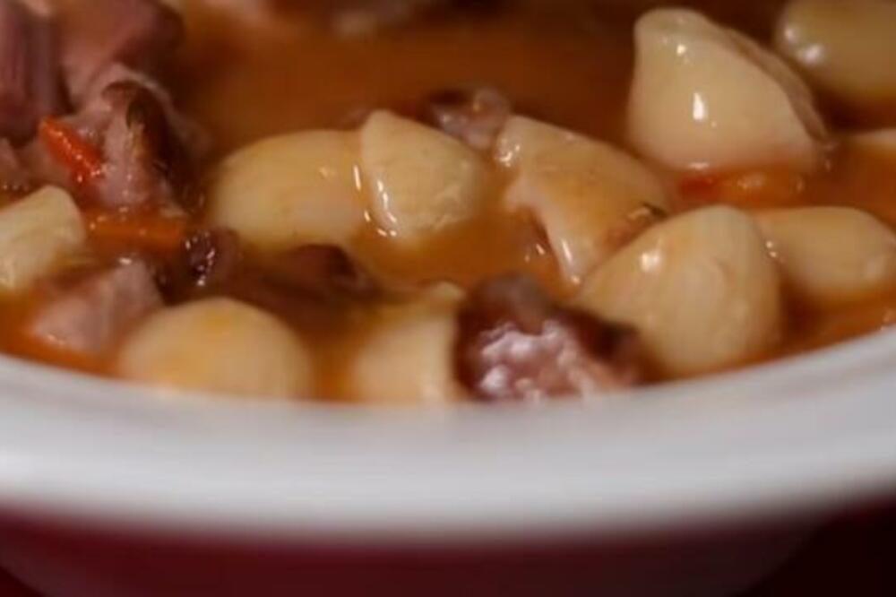 PAŠTA FAŽOL SA KOBASICAMA ZA PRAVE GURMANE: Podsetiće vas na 1 TRADICIONALNO JELO (RECEPT)