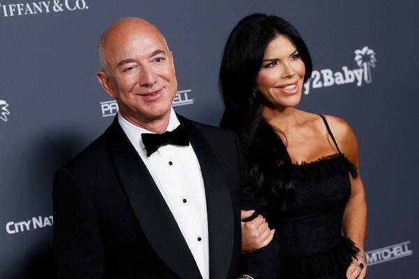 BEZOS OSVANUO SA VERENICOM U POZNATOM ČASOPISU, A ONDA JE USLEDIO HLADAN TUŠ: Isprozivali ga na mrežama (FOTO)