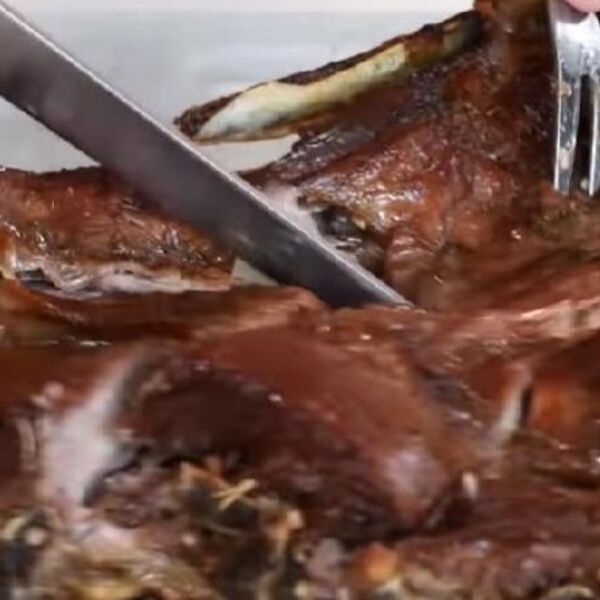 ŠTA JE OVO POBOGU? Seli na jagnjetinu, a kad su videli račun zanemeli od šoka: Od cifre će i vama presesti (FOTO)