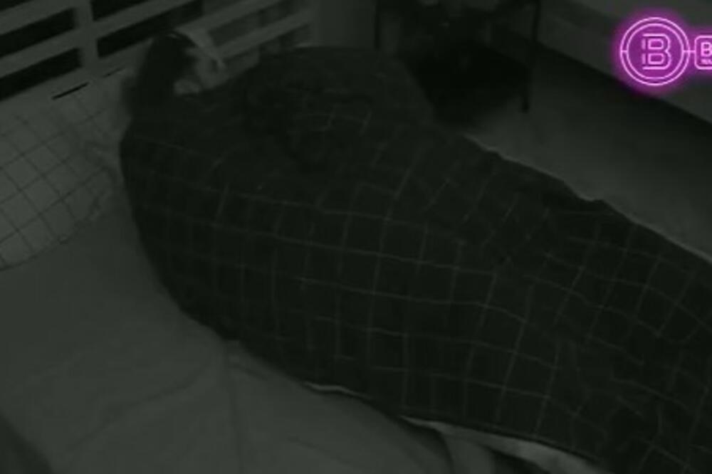 KLELA SE U NEVINOST, A SCENE ZADOVOLJAVANJA ĆE VAS RASPAMETITI: Skandalozni kadrovi vrelog odnosa! (VIDEO)