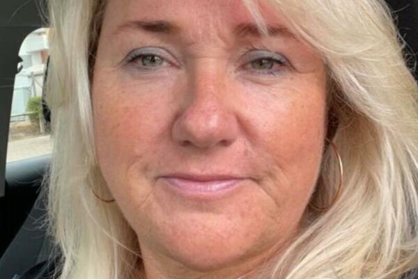 IMA 50 GODINA, A IZGLEDA KAO DA JOJ JE 20: BRDA PARA je uložila u SEBE, muškarci pogledajte TE CRTE (FOTO)