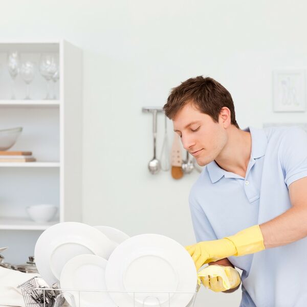 Парень моет посуду. Мужчина моет посуду. Мужчина моющий посуду. Муж моет посуду. Мужчина моет тарелку.