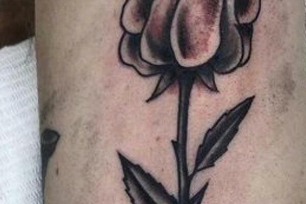 ŽELEO JE TETOVAŽU RUŽE, A DOBIO NEŠTO SASVIM DRUGO: Sad mu se svi SMEJU, ne izgleda baš "PRISTOJNO"! (FOTO)