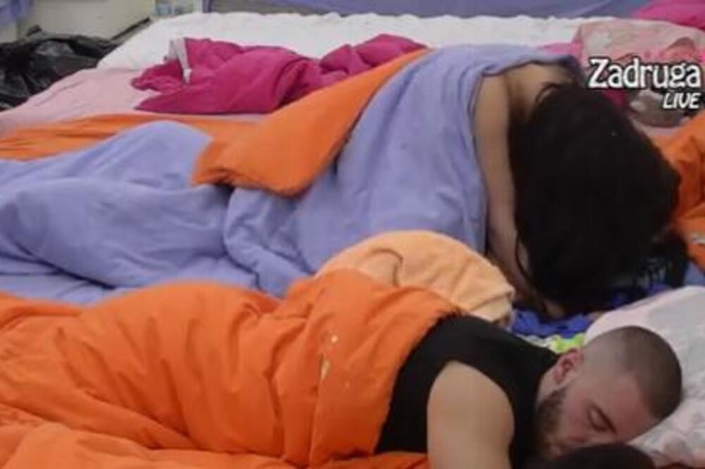 BRUTALNA AKCIJA VIKI I MARKA U ZADRUZI! Podivljala i skočila na njega, OPKORAČILA GA on joj ljubio grudi!