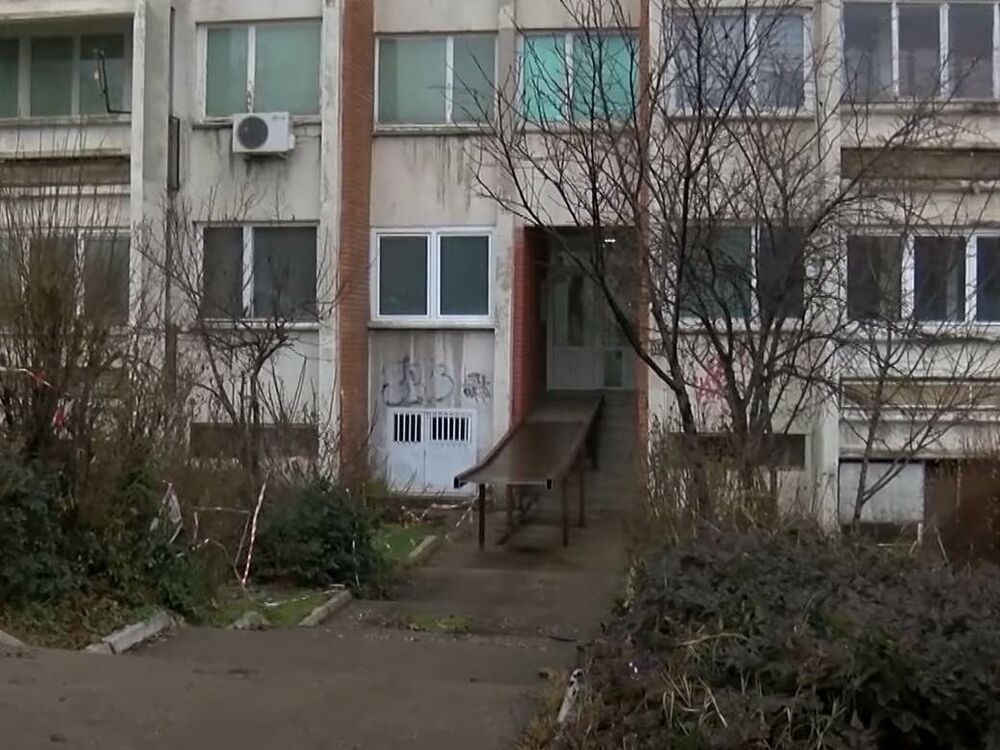 Sporna rampa ispred zgrade