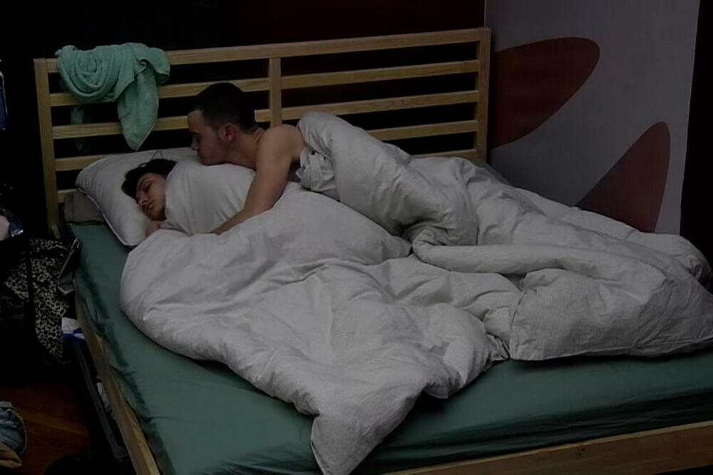 MISLILI SU DA JE GEJ, A ONDA SE NIOTKUDA POJAVILA NJEGOVA DEVOJKA! Završio u krevetu sa DRUGOM, a njen potez je ŠOK