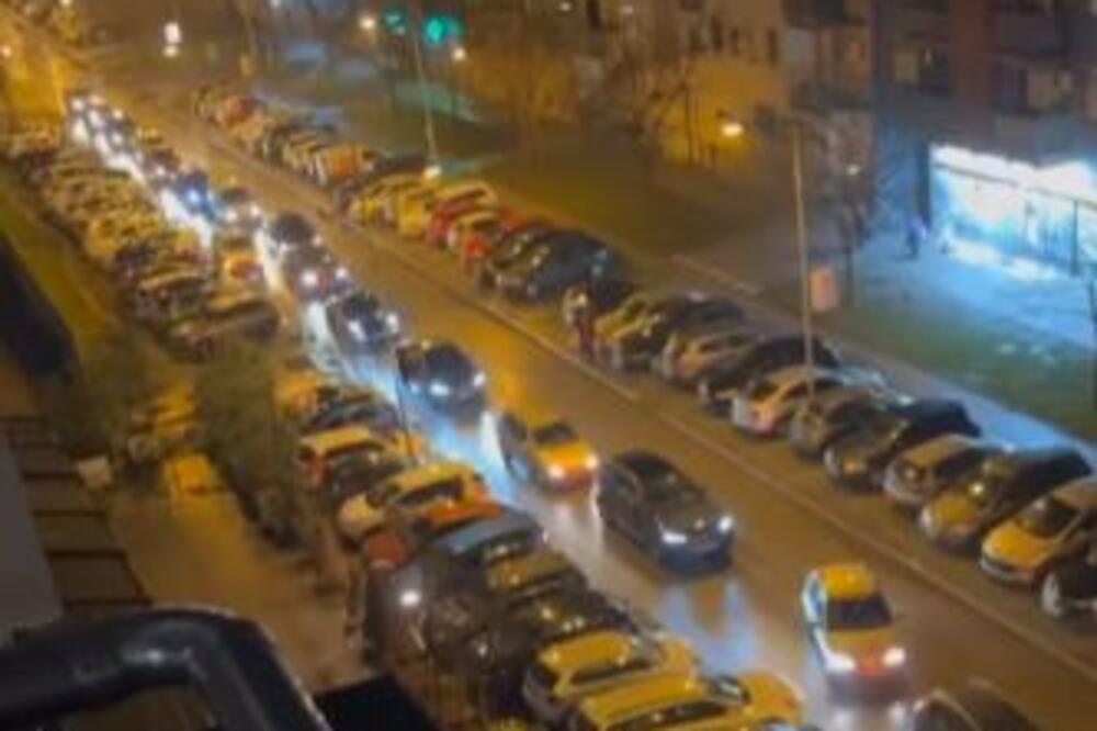 BAHATI VOZAČ NAPRAVIO POMETNJU U NOVOM SADU: Stvorila se kilometarska kolona zbog njega, NEMA SRAMA! (VIDEO)