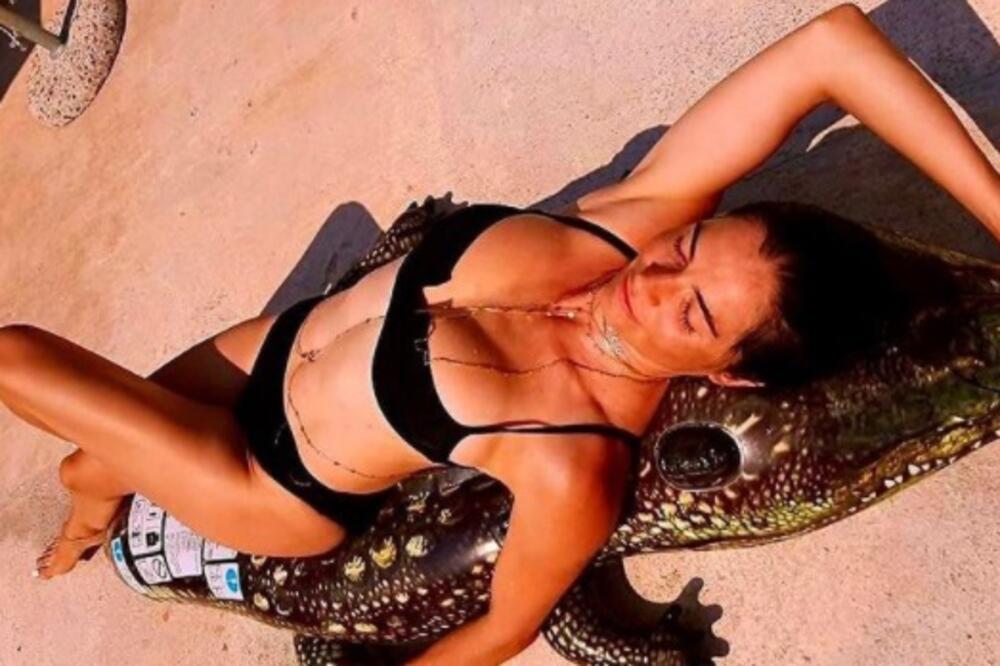 ZATRESLO SE BUJNO POPRSJE MARIJE KARAN! Nakon skandala sa dečkom rešila da jačem polu ZAGORČA ŽIVOT I SKINULA SE!