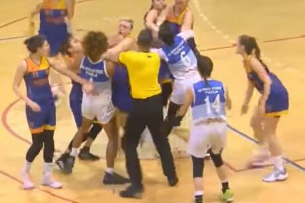 ŽESTOKA TUČA KOŠARKAŠICA: Od guranja do NABADANJA PESNICAMA! Jedna utrčala sa klupe i TRESNULA RIVALKU o pod! VIDEO