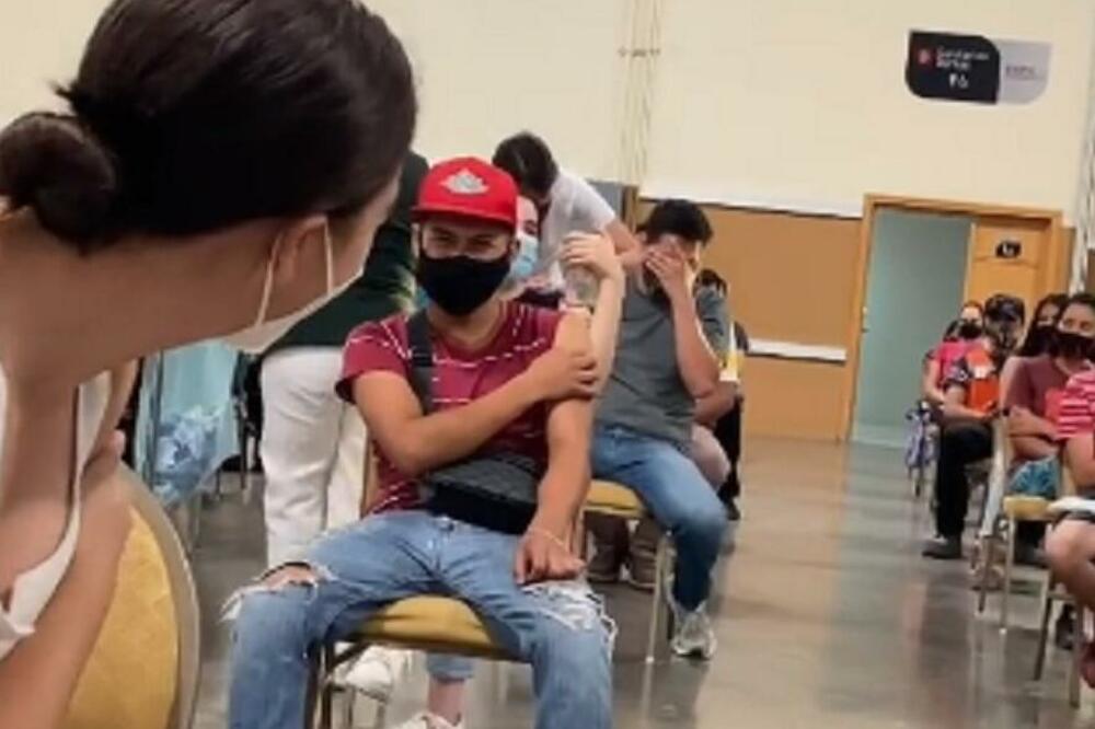 VRIŠTAO IZ PETNIH ŽILA KAO NENORMALAN, ČIM MU JE PRIŠLA: Ovakav STRAH od igle nikad niste videli (VIDEO)