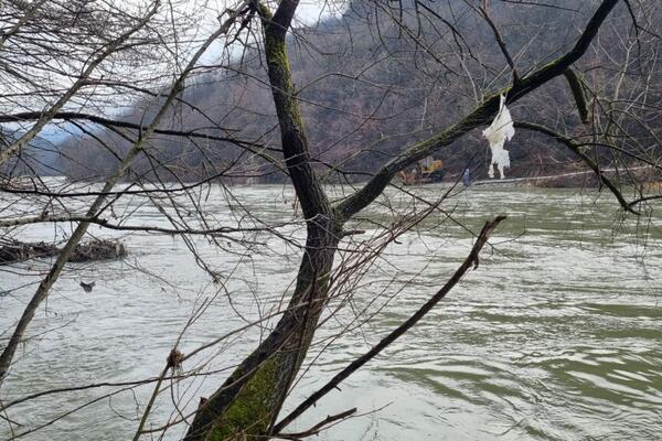 NEKADA BILA NAJLEPŠA REKA, SADA TU PLUTA OTPAD: Meštani sela Ljiljka strahuju od stvaranja NOVE DEPONIJE (FOTO)